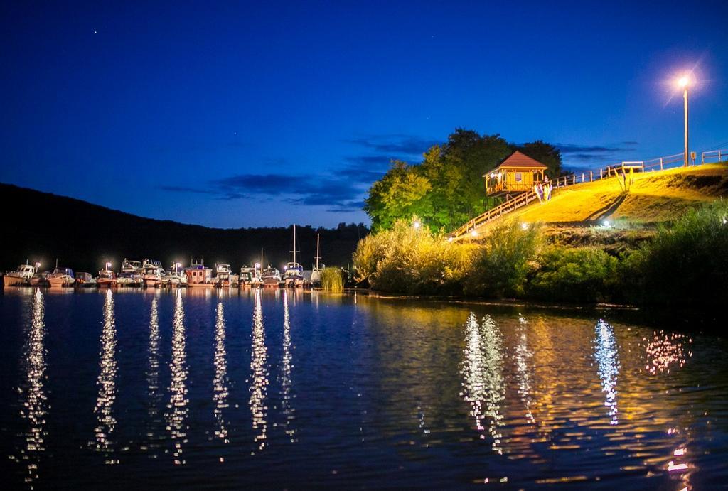 Hotel Yacht Club Mayak Dnistrivka Rum bild